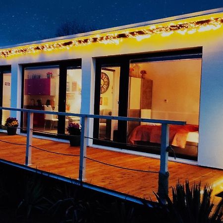 Ranch 66 - Moderni Tiny House Black Swallow Ve Stylu Route 66 Se Saunou A Bazenem Tršice Exterior foto