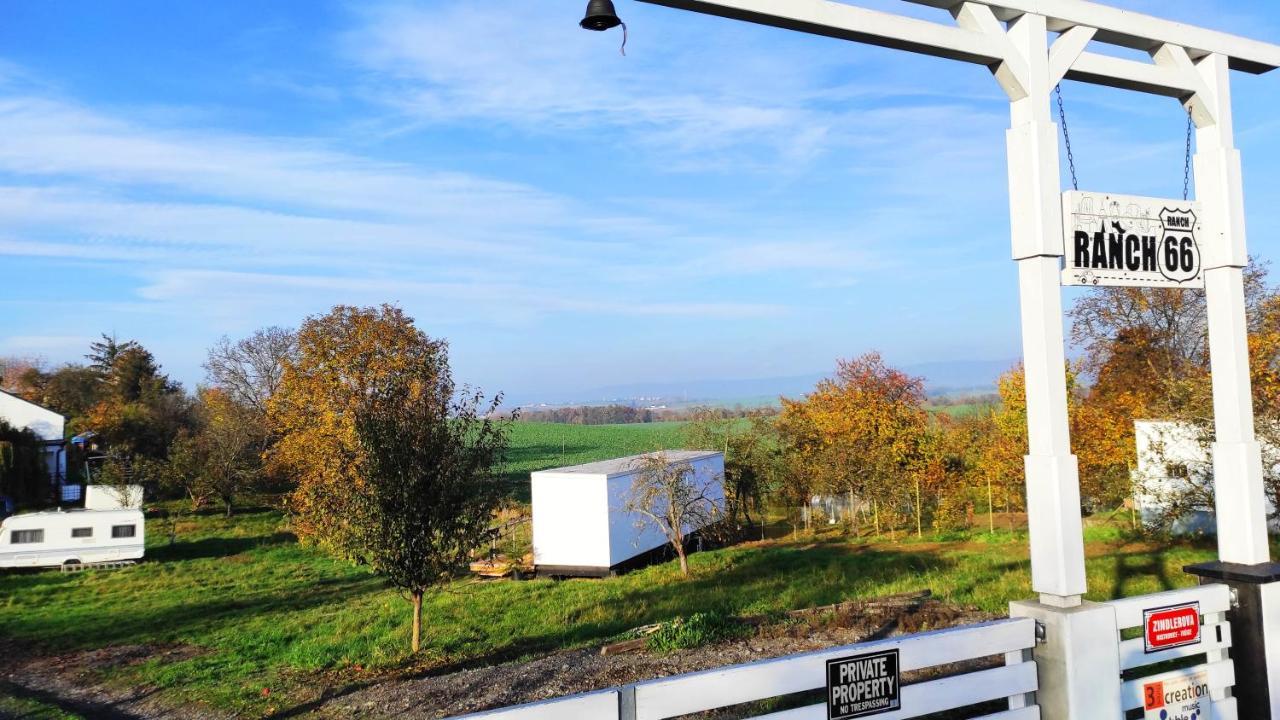 Ranch 66 - Moderni Tiny House Black Swallow Ve Stylu Route 66 Se Saunou A Bazenem Tršice Exterior foto