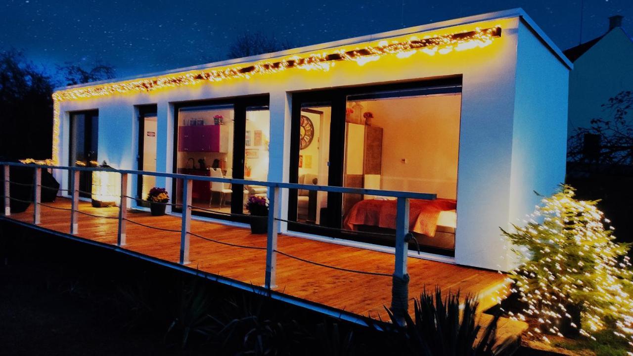 Ranch 66 - Moderni Tiny House Black Swallow Ve Stylu Route 66 Se Saunou A Bazenem Tršice Exterior foto